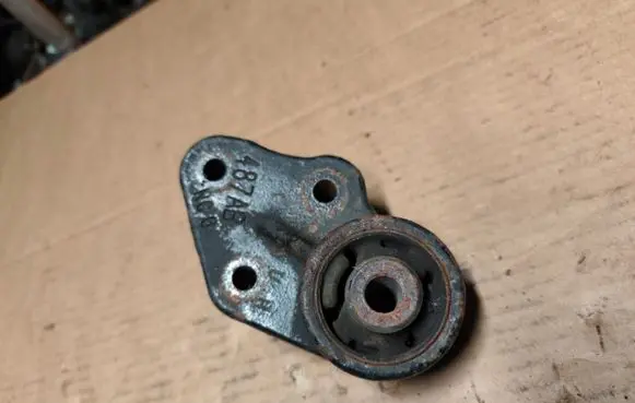 Jeep Cherokee III KJ Engine mount bracket