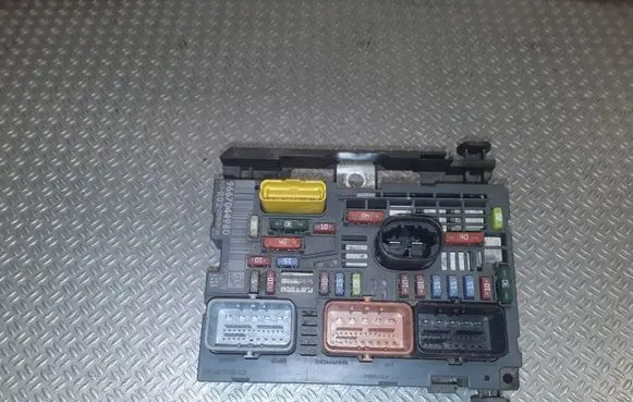 Peugeot 407 Fuse module 9667044980