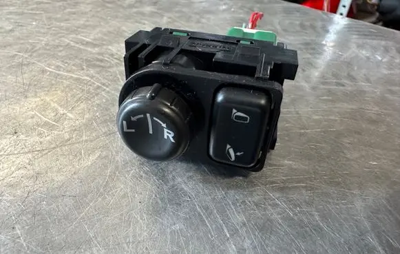 Nissan Qashqai Wing mirror switch
