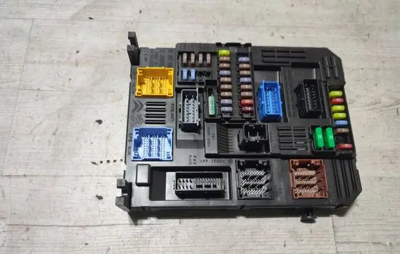 Peugeot 2008 II Fuse box set 9830707680