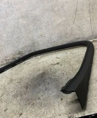 Opel Zafira C Front door window/glass frame 360583280