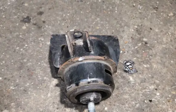 SsangYong Korando Engine mount bracket