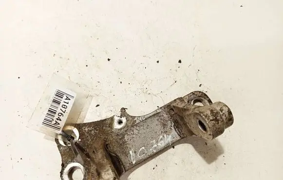 Engine mounting bracket
