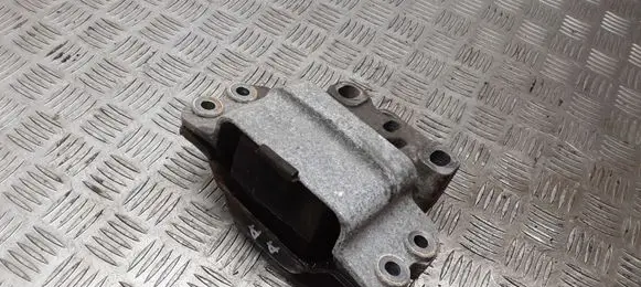Volkswagen Tiguan Engine mount bracket