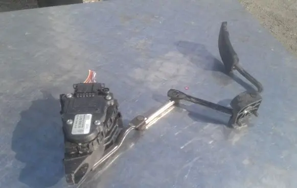 Renault Trafic II (X83) Accelerator throttle pedal 8200008477