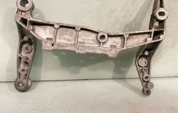 Audi Q7 4L Pneumatic air compressor holding bracket 7L0616879