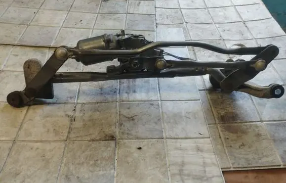 Mazda 5 Front wiper linkage and motor 1593000602