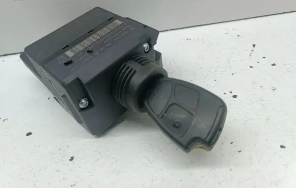 Mercedes-Benz C W203 Ignition lock 2035450508 33002105 A2035450508