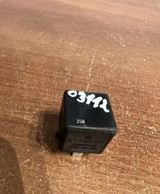Mercedes-Benz E W210 Other relay A0025421319 D3112