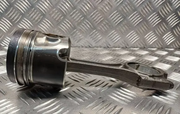 Volkswagen Golf V Piston with connecting rod P072 038G