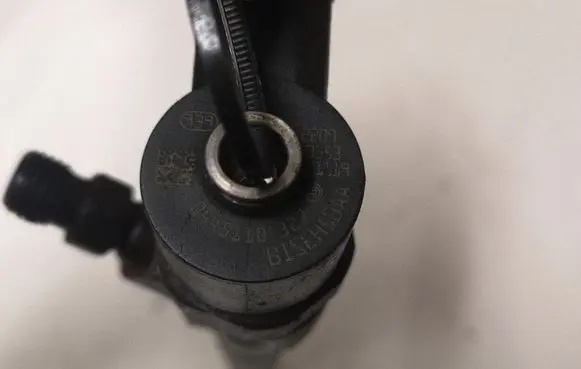 Opel Insignia A Fuel injector 0445110327