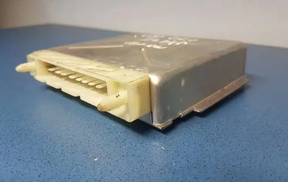 Volvo V70 Engine control unit/module P30735493 T05143033 1T0101C00