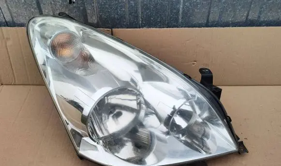 Toyota Corolla Verso E121 Headlight/headlamp 81130-0F010