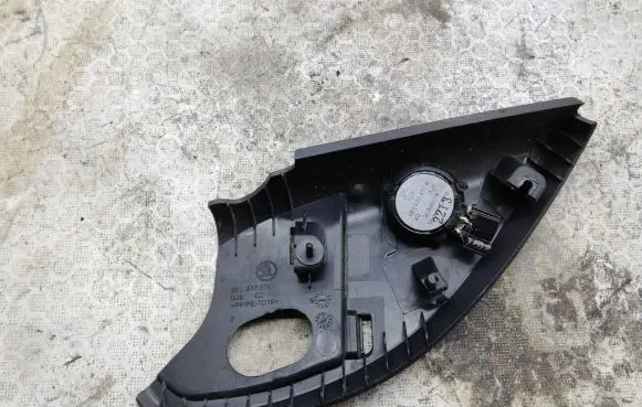 Front door high frequency speaker