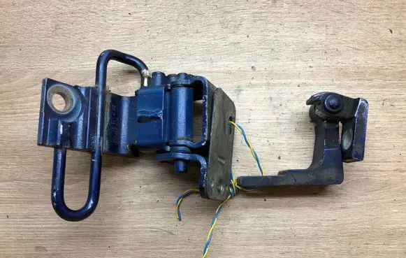 Volkswagen Touareg I Front door upper hinge 7L0831412 7L0831402