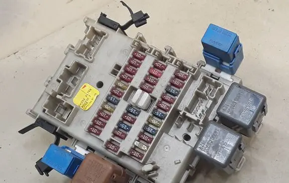 Nissan Primera Fuse module 24350AV700 24330C9900 2523079964