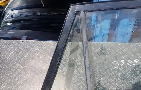 Toyota Corolla Verso E110 Rear vent window glass 