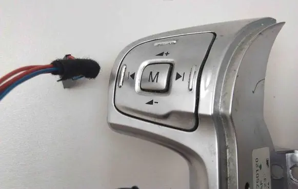 Steering wheel buttons/switches