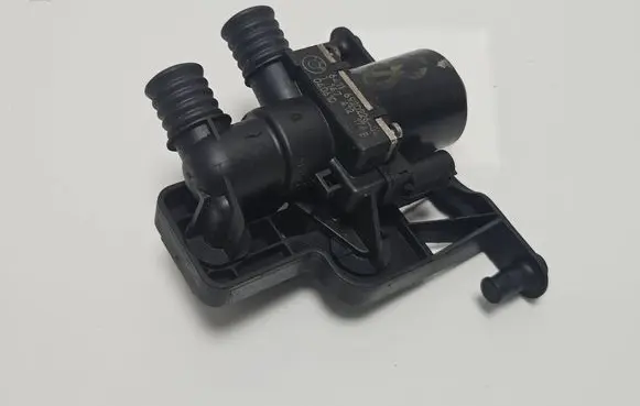 BMW 5 E60 E61 Coolant heater control valve 6920226 040610 1147412174