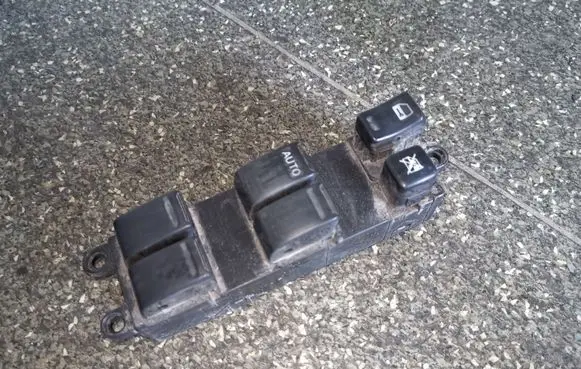 Nissan X-Trail T30 Electric window control switch