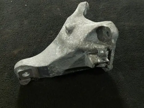 BMW 5 E60 E61 Engine mounting bracket 6781916 69072