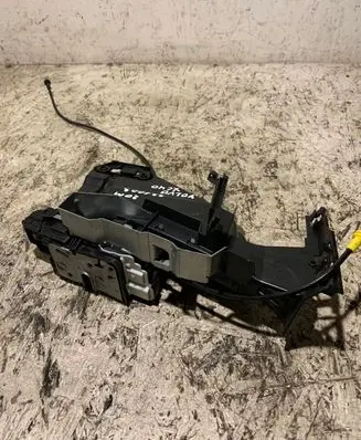 Volvo XC40 Front door lock 30747093