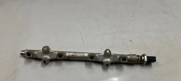Audi A3 8Y Fuel distributor 05e133320b