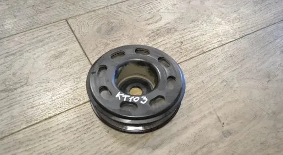 Volkswagen PASSAT B8 Crankshaft pulley 04C105243D