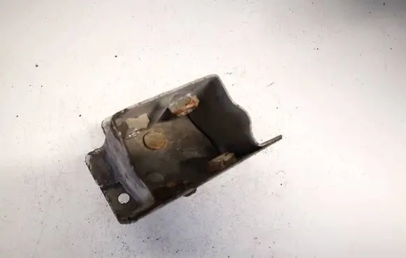Front bumper mounting bracket