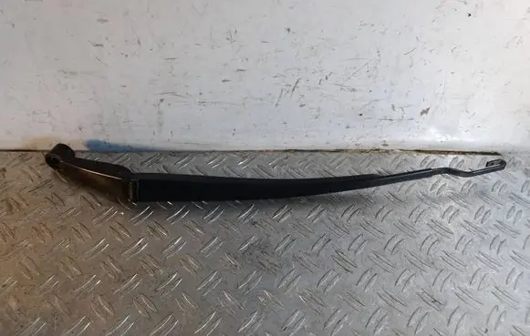 Toyota RAV 4 (XA40) Front wiper blade arm 
