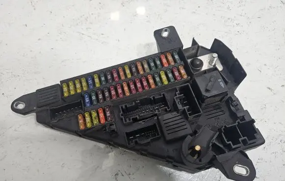 BMW 5 E60 E61 Fuse module 6906619