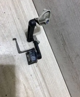 BMW 1 F70 Rear height level sensor lever 6895466