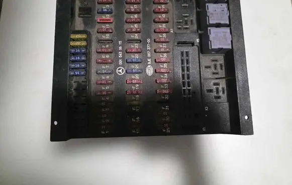 Mercedes-Benz Sprinter W901 W902 W903 W904 Fuse module 0015430615 8JE00737700