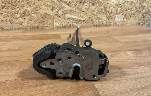 Opel Insignia A Front door lock 3023880