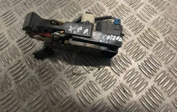 Opel Frontera B Front door lock