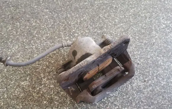 Toyota Avalon XX20 Front brake caliper