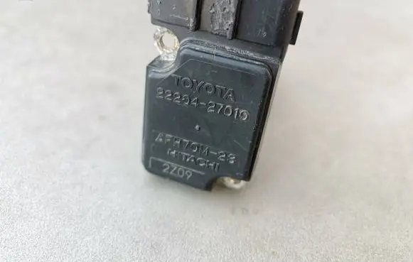 Toyota Corolla Verso E121 Mass air flow meter 2220427010 AFH70M23 2Z09