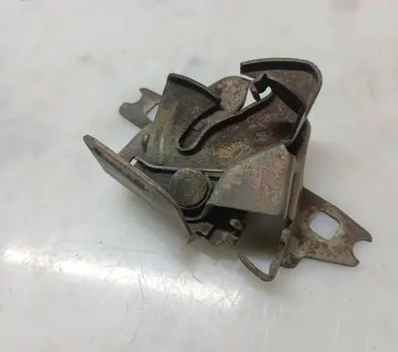 Volkswagen Golf III Engine bonnet/hood lock/catch 1H0823509