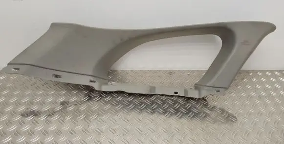 Toyota Avensis T270 Rear side glass trim 6247205140