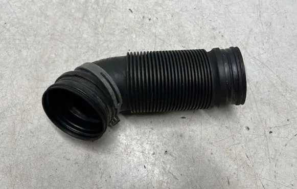 Volkswagen PASSAT B6 Air intake hose/pipe 1K0129684B