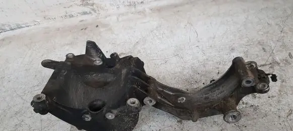 Mercedes-Benz E W212 Engine mounting bracket