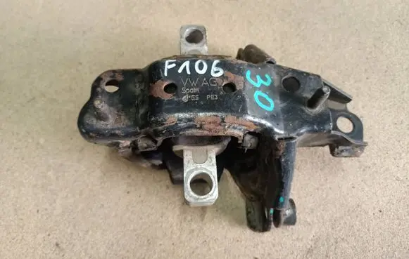 Skoda Fabia Mk1 (6Y) Engine mount bracket