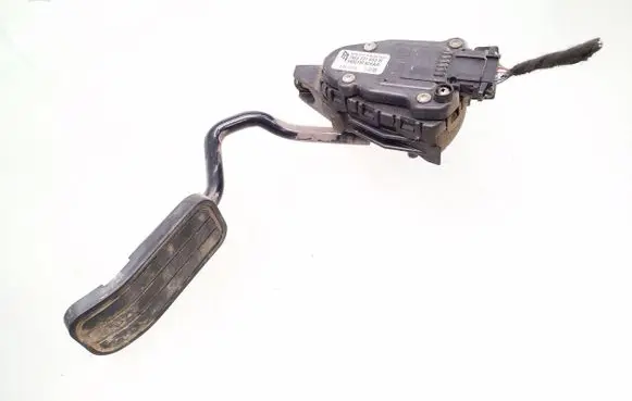 Accelerator throttle pedal