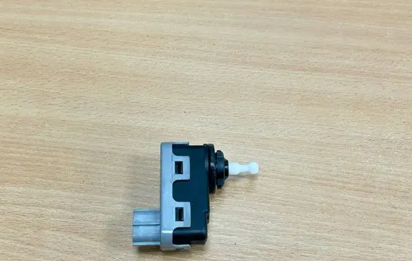 Headlight level adjustment motor