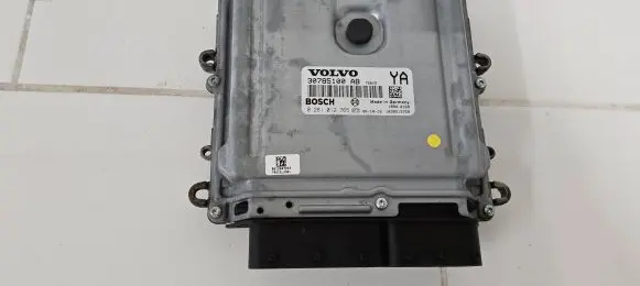 Volvo V70 Engine control unit/module 30785100 1039S13759 0281012765