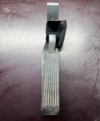 Mercedes-Benz E W211 Accelerator throttle pedal A2113000404