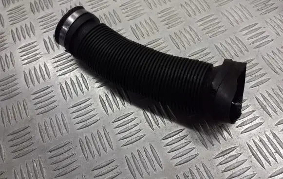 Opel Astra H Air intake hose/pipe 13105267