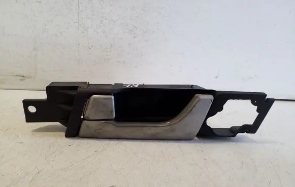Chevrolet Captiva Front door interior handle SWC200401