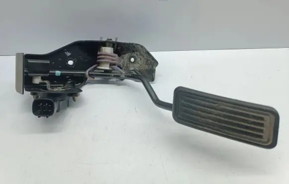 Toyota Avensis T250 Accelerator throttle pedal 8928152021 1983003041