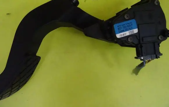 Audi A6 S6 C5 4B Accelerator throttle pedal 8D1723523F